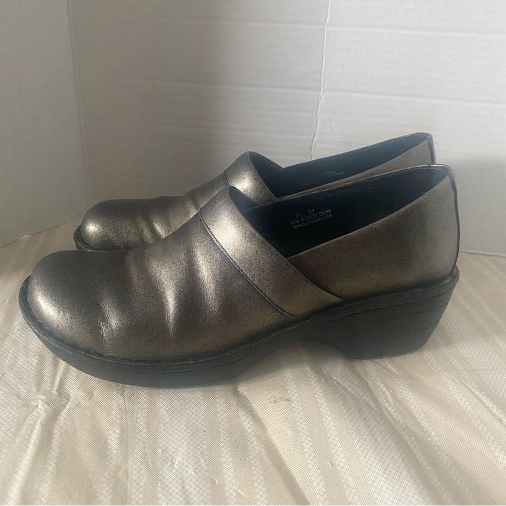 Born Women’s Metallic silver slip on Comfortable clogs 9.5 size
